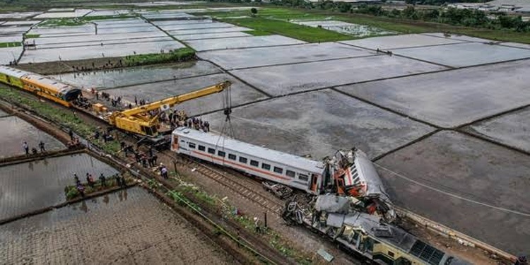 Proses evakuasi kecelakaan Kereta Api Turangga dan Kereta Commuter Line Bandung Raya di Cicalengka, Kabupaten Bandung, Jawa Barat. (Dok PT KAI)