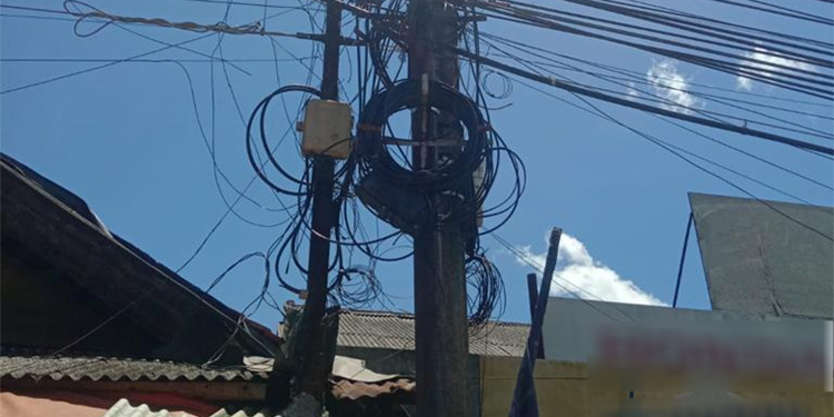 Marak ISP Ilegal di Lebak, Diskominfo akan Koordinasi dengan APJII dan Polda Banten - tiang listrik - www.indopos.co.id