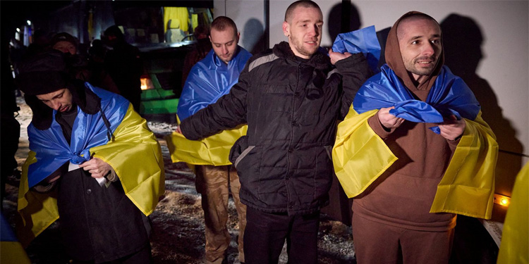 Tawanan perang Ukraina yang dibebaskan terlihat di lokasi yang tidak diketahui setelah pertukaran tawanan dengan pihak Rusia. (Sky News)