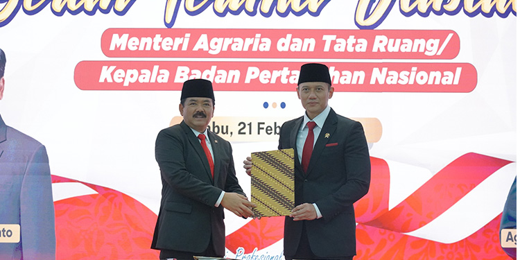 Agus Harimurti Yudhoyono (AHY) menggantikan Hadi Tjahjanto dalam acara serah terima jabatan Menteri ATR/Kepala BPN di Kantor Kementerian ATR/BPN, Jakarta, Rabu (21/2/2024). (Dok. Kementerian ATR/BPN)