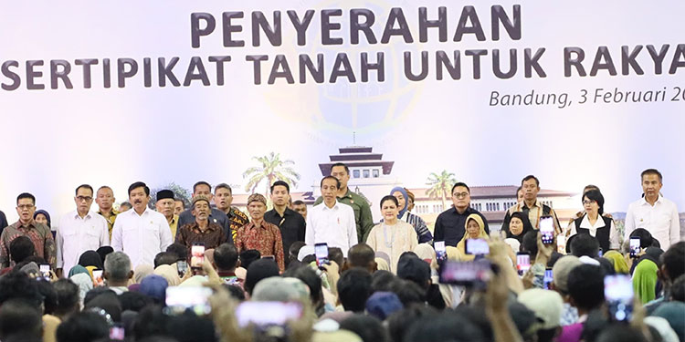 Presiden Jokowi didampingi Menteri ATR/Kepala BPN Hadi Tjahjanto menyerahkan sertifikat tanah hasil program PTSL di Kabupaten Bandung, Jawa Barat, pada Sabtu (3/2/2024). (Dok. Kementerian ATR/BPN)