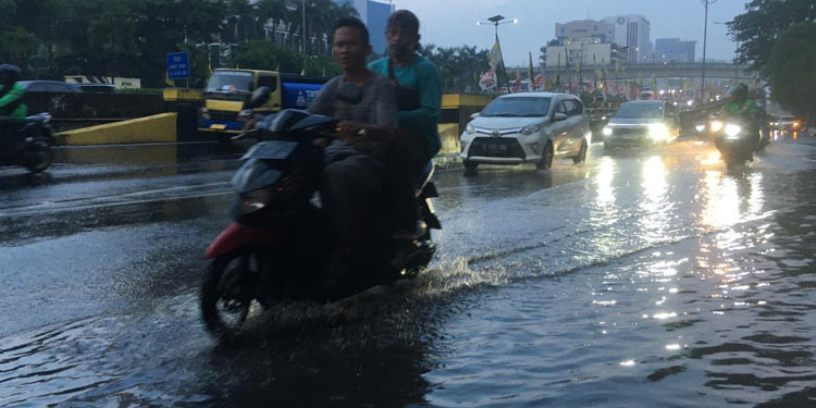 Hujan di Hari Pencoblosan, 9 RT dan 29 Ruas Jalan di Jakarta Terendam Banjir - bajnir genangan - www.indopos.co.id