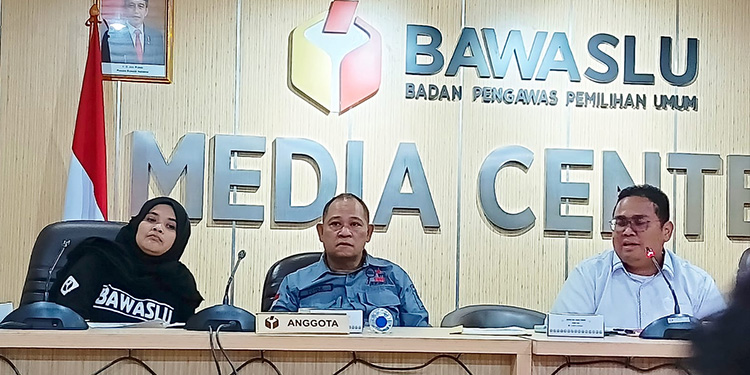 Ketua Bawaslu Rahmat Bagja ditemani oleh anggota Bawaslu Loly Suhenti dan Totok Hariyono saat jumpa pers di Kantor Bawaslu, Jakarta, Minggu (11/2/2024). (Indopos.co.id/Dili)