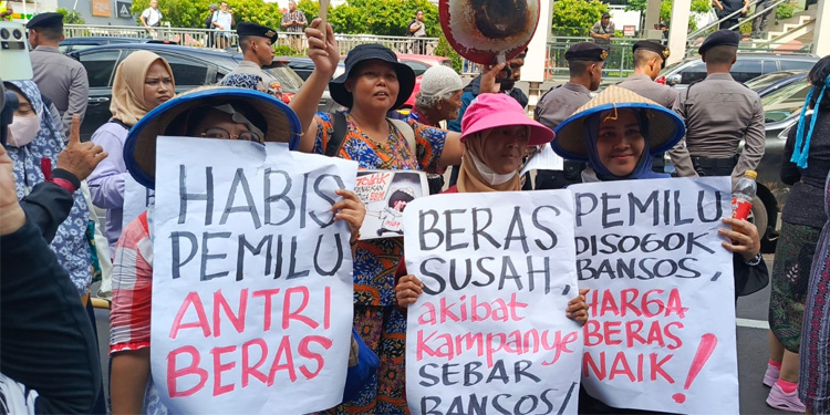 Ratusan Emak-emak menggeruduk gedung Bawaslu RI untuk mengusut dugaan pelanggaran yang dilakukan oleh Presiden Jokowi, Selasa (27/2/2024). Foto : dok indopos.co.id