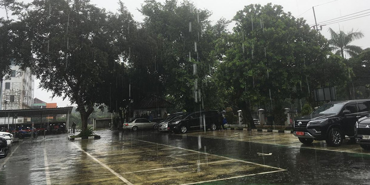 Hujan ringan melanda kawasan Jakarta Selatan. Foto: Dok INDOPOSCO