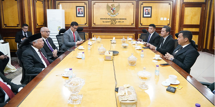 Pertemuan Dirjen Imigrasi, Silmy Karim dengan Duta Besar RI untuk Arab Saudi, Abdul Aziz Ahmad di Kedutaan Besar Republik Indonesia di Riyadh, Arab Saudi. (Dok Imigrasi)