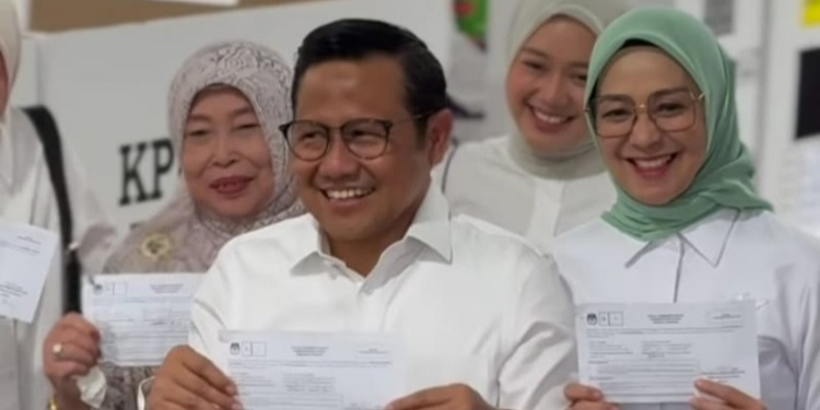 Calon wakil presiden nomor urut 1 Muhaimin Iskandar bersama keluarganya saat menggunakan hak suara pada Pemilu 2024 di Jakarta. Foto: Instagram/@cakiminow