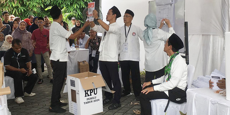 Petugas KPPS di TPS 023 Kemang, Jakarta Selatan tengah melakukan penghitungan suara Pemilu serentak 2024. Foto: Dok Indopos.co.id