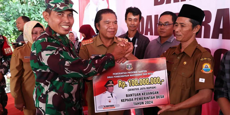 Pj Gubernur Banten salurkan bansos untuk masyarakat Kabupaten Lebak. Foto: Humas Pemprov Banten