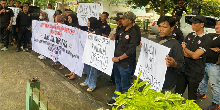 Aksi demo simpatik Ormas Jarum di depan kantor KPU Kabupaten Lebak. (yasril/indopos.co.id)