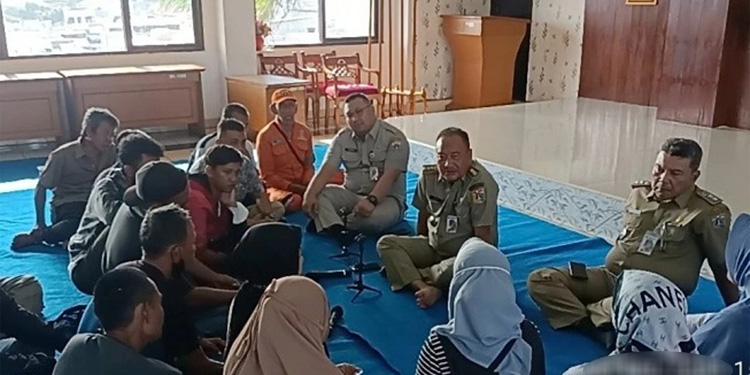 Camat Pademangan, Jakarta Utara, Didit Mulyadi beserta anggota PPSU Kelurahan Ancol saat mediasi. (Dok. Kecamatan Pademangan).