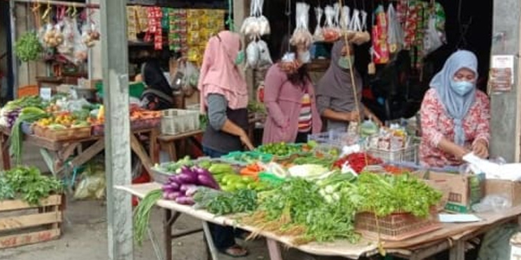 Pedagang di pasar tradisional. (Nasuha/ INDOPOS.CO.ID)