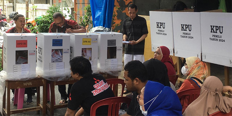Masyarakat menggunakan hak suaranya pada Pemilu serentak 2024 di TPS 026, Mampang, Jakarta Selatan. (Indopos.co.id / Dhika Alam Noor)
