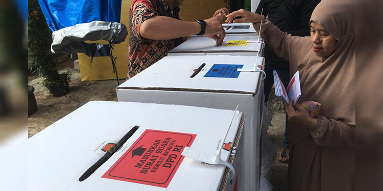 Ilustrasi - Pemilih menggunakan hak suaranya pada Pemilu 2024 di TPS Mampang Prapatan, Jakarta Selatan. Foto: Dok Indopos.co.id