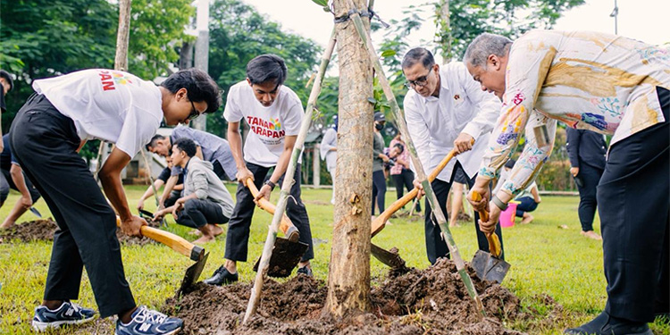 Yayasan BUMN untuk Indonesia bersama PWI serta Dinas Pertamanan dan Hutan Kota DKI Jakarta melakukan Gerakan Penanaman 100.000 Bibit Pohon untuk lingkungan dan udara lebih bersih di Hutan Kota Penjaringan, Jakarta Utara, Kamis (15/2/2024).