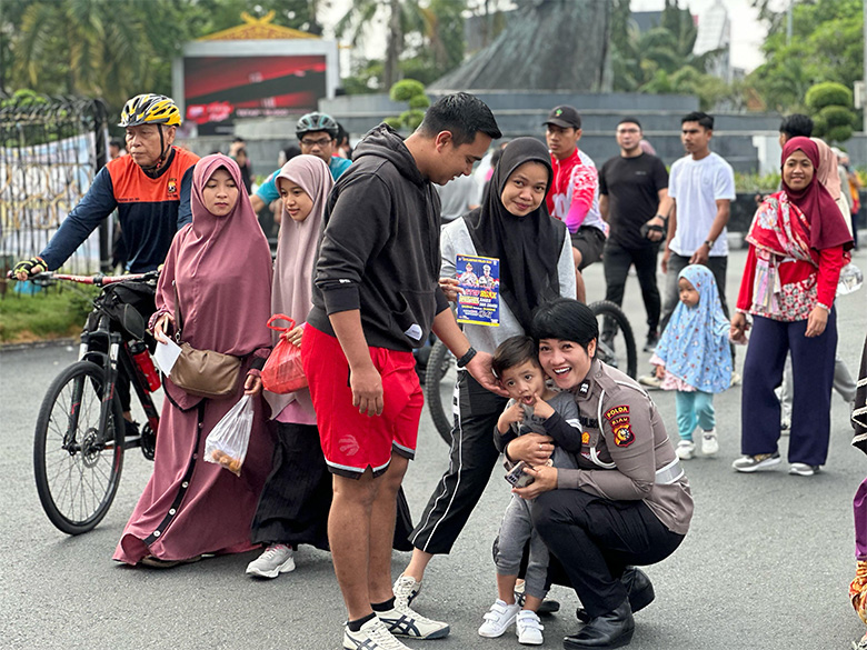Polwan Ditlantas Polda Riau Gelar Giat Cooling System, Libatkan Para Pengunjung di Car Free Day - polda riau 1 - www.indopos.co.id