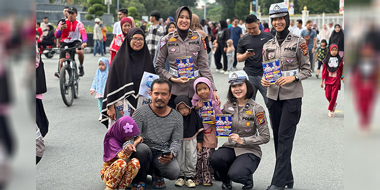 Ditlantas Polda Riau melaksanakan kegiatan Cooling System di area Car Free Day Jalan Jenderal Sudirman, Pekanbaru, Minggu (4/2/2024). Foto: Dok Ist