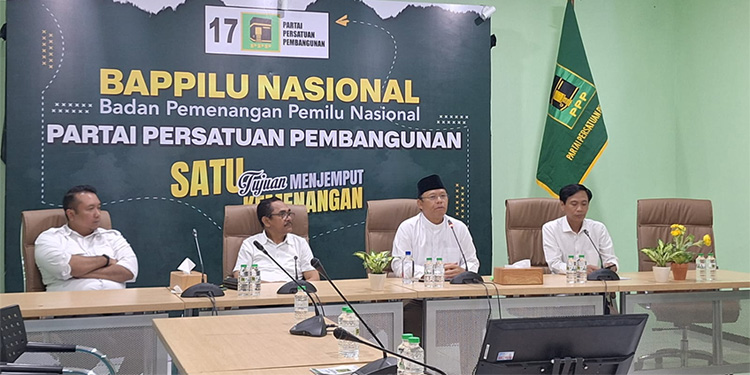 Plt. Ketum PPP Muhammad Mardiono (dua dari kanan) di sela pemantauan tabulasi internal PPP di kantor DPP PPP Menteng Jakarta, Rabu (14/2/2024). Foto: Humas PPP for indopos.co.id