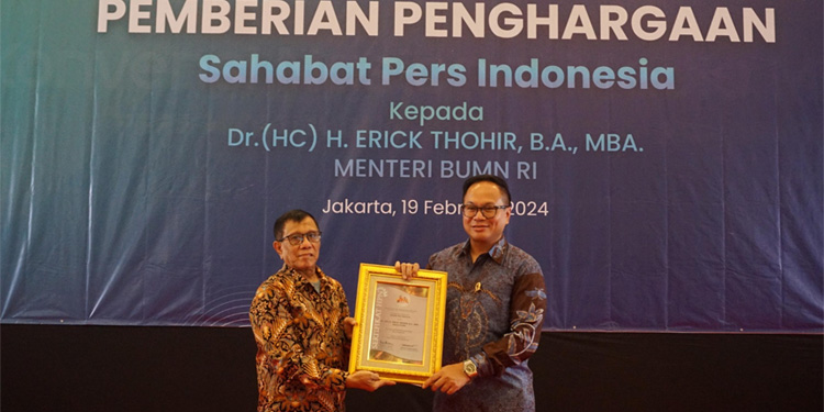 Menteri BUMN Erick Thohir Terima Penghargaan Pin Emas dari PWI Pusat - pwi 4 - www.indopos.co.id