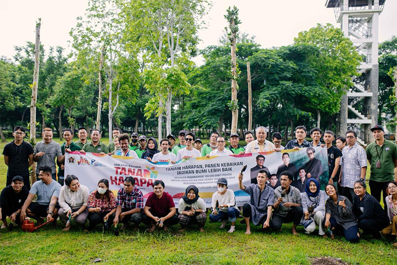 Dinas Pertamanan DKI Jakarta beserta Ketua PWI Pusat Tanam Pohon di Hutan Kota Penjaringan - pwi1 - www.indopos.co.id
