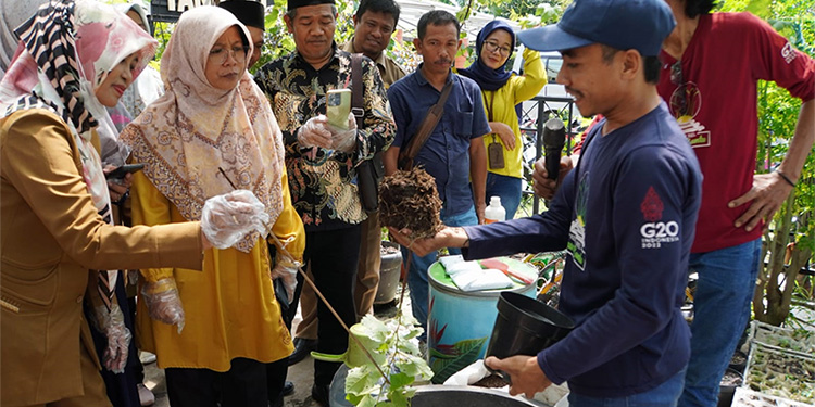 Sinar Mas Land menyalurkan bantuan berupa sarana, prasarana dan edukasi peduli lingkungan kepada 44 sekolah di Tangerang Selatan.