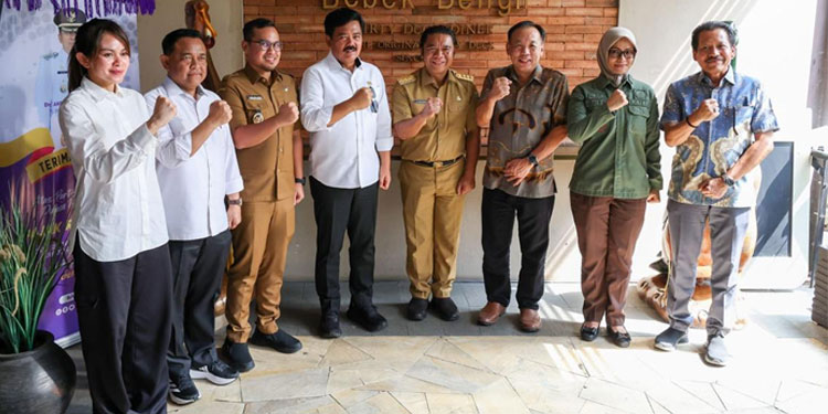 Penyerahan sertipikat tanah oleh Menteri ATR/BPN Hadi Tjahjanto secara door to door di Tangerang Selatan. Foto: Humas Pemprov Banten