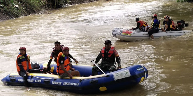Upaya pencarian terhadap remaja di Sungai Barabai, Sabtu (3/3/2024). (Dok. Pendam VI/Mlw)