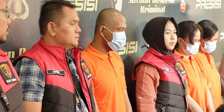 Tampang tiga pelaku mengenakan pakaian orange ditampilkan saat jumpa pers di Kepolisian Resor (Polres) Metro Jakarta Barat. Foto: Istimewa