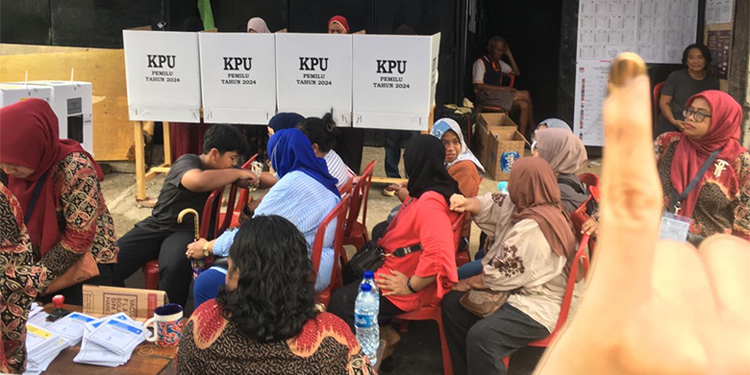 Masyarakat menggunakan hak suaranya pada Pemilu serentak 2024 di TPS 026, Mampang, Jakarta Selatan. Foto: Dok Indopos.co.id