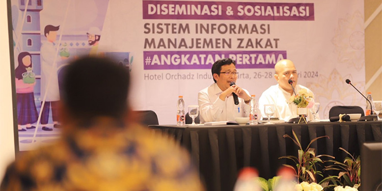 Direktur Pemberdayaan Zakat dan Wakaf, Kementerian Agama, Waryono Abdul Ghafur (kiri) memberikan arahan pada kegiatan Diseminasi dan Sosialisasi Sistem Informasi Manajemen Zakat Angkatan Pertama, Senin (26/2/2024) di Jakarta (Humas Kemenag for indopos.co.id )