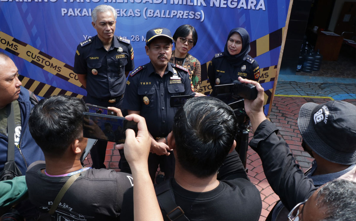 Bea Cukai Yogyakarta Musnahkan Ratusan Ballpress Pakaian Bekas