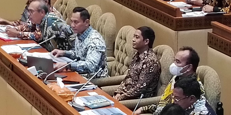 Rapat Kerja Menteri ATR/BPN Agus Harimurti Yudhoyono (AHY) dan Wakil Menteri ATR/BPN Raja Juli Antoni bersama Komisi II DPR RI di Gedung DPR RI, Jakarta, Senin (25/3/2024). Foto: dili / indopos.co.id