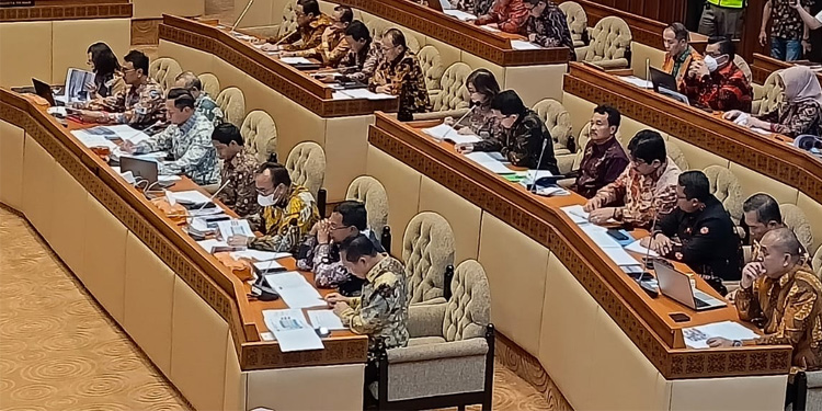 Rapat Kerja Menteri ATR/BPN Agus Harimurti Yudhoyono (AHY) dan Wakil Menteri ATR/BPN Raja Juli Antoni bersama Komisi II DPR RI di Gedung DPR RI, Jakarta, Senin (25/3/2024). (dili / indopos.co.id)