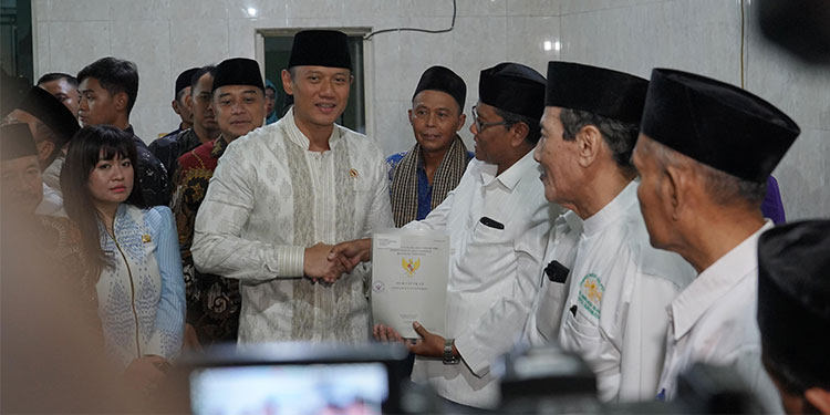 Menteri ATR/Kepala BPN, Agus Harimurti Yudhoyono memberikan sertipikat kepada para pemilik tanah wakaf di Kota Surabaya, Jawa Timur. Foto: Dok. Kementerian ATR/BPN