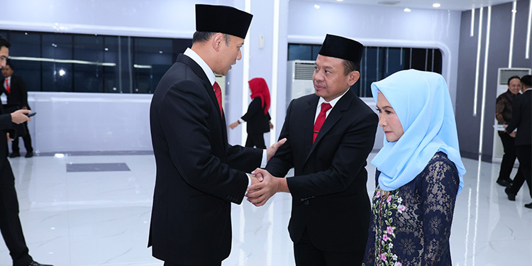Menteri ATR/Kepala BPN, Agus Harimurti Yudhoyono (AHY) melantik dan mengambil sumpah/janji tiga Jabatan Pimpinan Tinggi (JPT) Madya pada Jumat (22/3/2024) di Aula Prona Kementerian ATR/BPN, Jakarta. Foto: Dok. Kementerian ATR/BPN