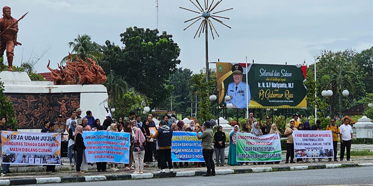 Ratusan penyelenggara pemilu PPK, PPS dan KPPS melaksanakan aksi damai di Tugu Perjuangan Jalan Diponegoro, Kota Pekanbaru, Riau, Senin (04/3/2024). Foto: Dok Ist
