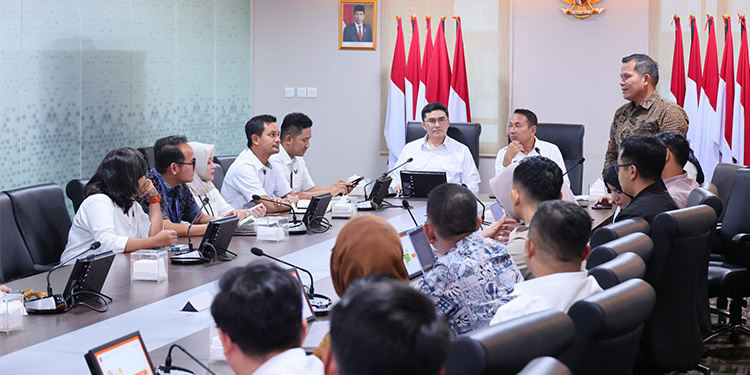 Biro Hubungan Masyarakat (Humas) Kementerian ATR/BPN menggelar rapat koordinasi dengan Tim Menteri ATR/Kepala BPN, di Ruang Rapat 401 Gedung Kementerian ATR/BPN, Jakarta pada Rabu (27/3/2024). (Dok. Kementerian ATR/BPN)