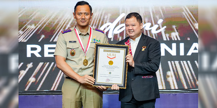 Rekor MURI resmi diserahkan oleh Wakil Direktur MURI kepada Menteri ATR/Kepala BPN, Agus Harimurti Yudhoyono dalam rangkaian hari kedua Rakernas Tahun 2024 pada Kamis (7/3/2024). Foto: Dok. Kementerian ATR/BPN