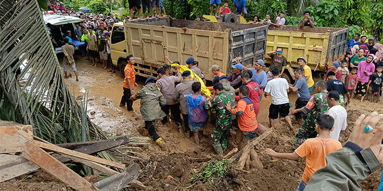 Proses evakuasi korban meninggal dunia yang tertimbun longsor di Kabupaten Padang Pariaman, Sumatera Barat. (Dok. BPBD Kabupaten Padang Pariaman)