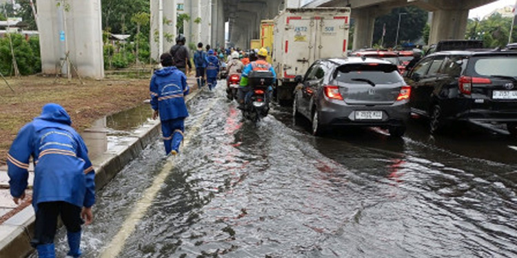 Ilustrasi penanganan banjir oleh personel SDA. Foto: Diskominfotik/Istimewa.