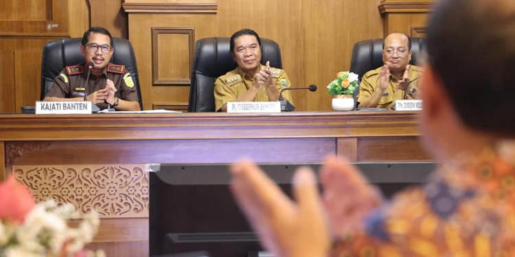 Pj Gubernur Banten Al Muktabar melaksanakan rapat koordinasi bersama seluruh Pemda, jajaran Bank Banten yang juga dihadiri oleh perwakilan dari Kemendagri dan OJK secara virtual. (Humas Pemprov Banten)