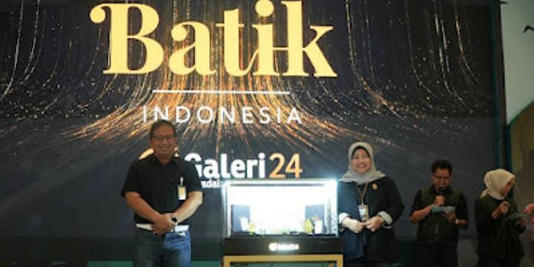 Galeri 24 dengan menghadirkan produk emas batangan dengan konsep Batik Nusantara yang dikemas secara eksklusif dalam bentuk buku. Foto: Dok. Galeri 24