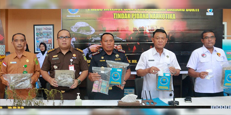 Bea Cukai Mataram hadiri pemusnahan barang bukti narkotika hasil sinergi penindakan bersama Badan Narkotika Nasional (BNN) Provinsi Nusa Tenggara Barat (NTB), di Kantor BNN Provinsi NTB, Rabu (20/3/2024). (Dok. Bea Cukai Mataram)