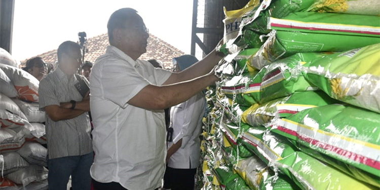 Ketua Komisi IV DPR RI Sudin saat memimpin Kunjungan Kerja Reses Komisi IV DPR RI ke Gudang Bulog Bantul, Provinsi DIY, Sabtu (2/3/2024). (Dok. DPR RI)