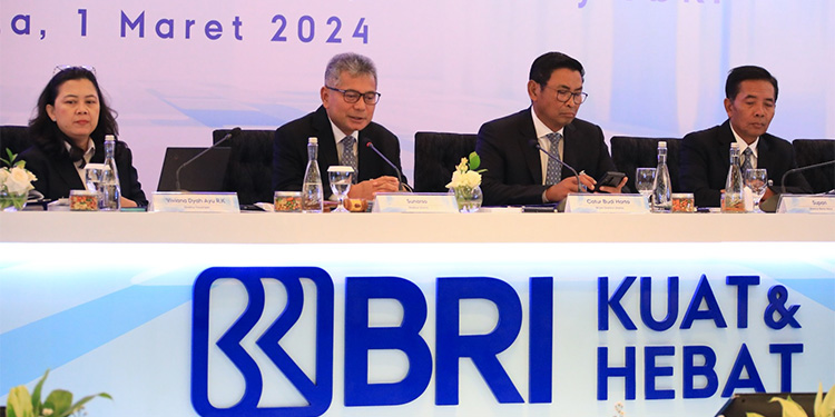 Direktur Utama PT Bank Rakyat Indonesia (Persero) Tbk atau BRI Sunarso (kedua dari kiri) bersama jajaran Direksi dan Komisaris BRI, dalam Rapat Umum Pemegang Saham Tahunan (RUPST) 2024 di Jakarta, Jumat (1/3/2024). Foto: BRI