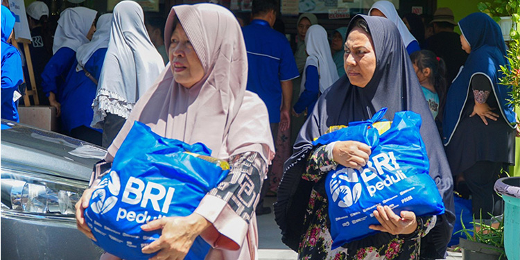 Ramadan 2024, BRI Group kembali menjalankan kegiatan “Berbagi Bahagia Bersama BRI Group” berupa penyaluran bantuan sembako sebanyak 128.011 paket yang disalurkan kepada 144 Panti Asuhan dan 36 Panti Werdha dan masyarakat umum yang tersebar seluruh wilayah Indonesia. Foto: Humas BRI