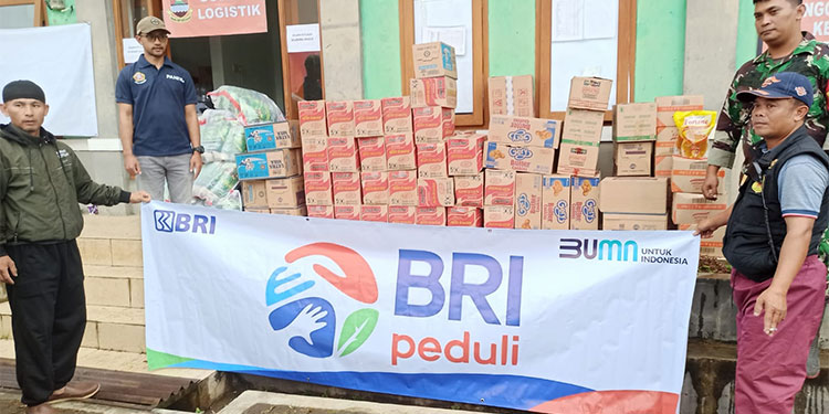 BRI melalui aktivitas Corporate Social Responsibility (CSR) BRI Peduli bergerak cepat melakukan penyaluran bantuan tanggap bencana bagi warga terdampak banjir dan tanah longsor di berbagai daerah. (Dok. BRI)