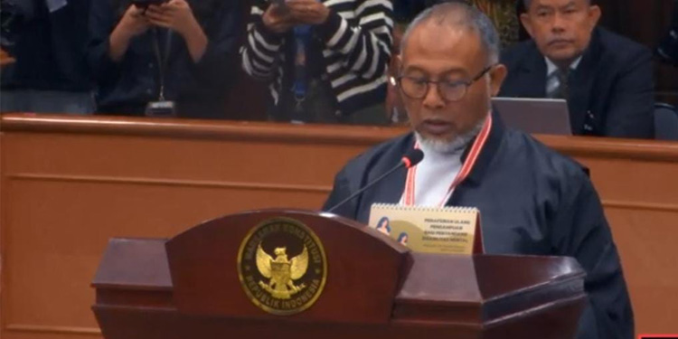 Dewan Pakar sekaligus anggota Tim Hukum Timnas Anies Baswedan-Muhaimin Iskandar (AMIN) Bambang Widjojanto membacakan petitum atau tuntutan pada sidang perdana Perselisihan Hasil Pemilihan Umum (PHPU) di Mahkamah Konstitusi (MK), Rabu (27/3/2024). (YouTube Mahkamah Konstitusi)