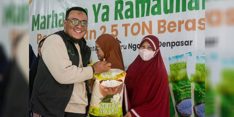 Pimpinan Cabang Dompet Dhuafa Bali, Fadly Hassan membagikan beras sebanyak 2,5 ton kepada 250 guru ngaji se-Denpasar, Bali di Wistara Family dan Cafe pada Minggu (17/3/2024). Foto: Humas Dompet Dhuafa