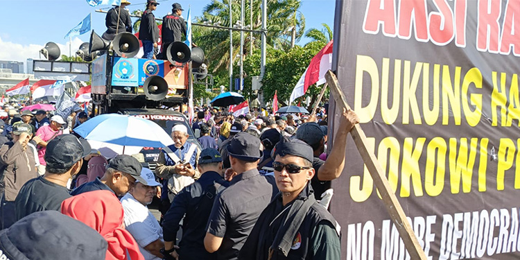 Aksi Massa dari Gerakan Penegak Kedaulatan Rakyat (GKGR) di depan Gedung DPR RI, Jakarta, Selasa (19/3/2024). Foto: dili/indopos.co.id